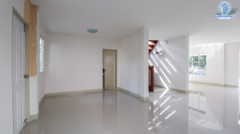 *****บ้านเดี่ยวมือสองย่านปทุมธานี หมู่บ้าน ชวนชื่นกรีนบาวด์ กรุงเทพ-ปทุมธานี บ้านสวยพร้อมเข้าอยู่ ภายในโครงการสภาพแวดล้อมดีมาก ใกล้สนามกอล์ฟ เนื้อที่ 56.2 ตร.ว. ฟังก์ชัน 3 ห้องนอน 3 ห้องน้ำ 2 ที่จอด บนทำเลเดินทางสะดวก เชื่อมต่อถนนหลายเส้นทาง ใกล้จุดขึ้นทางด่วน "อุดรรัถยา"